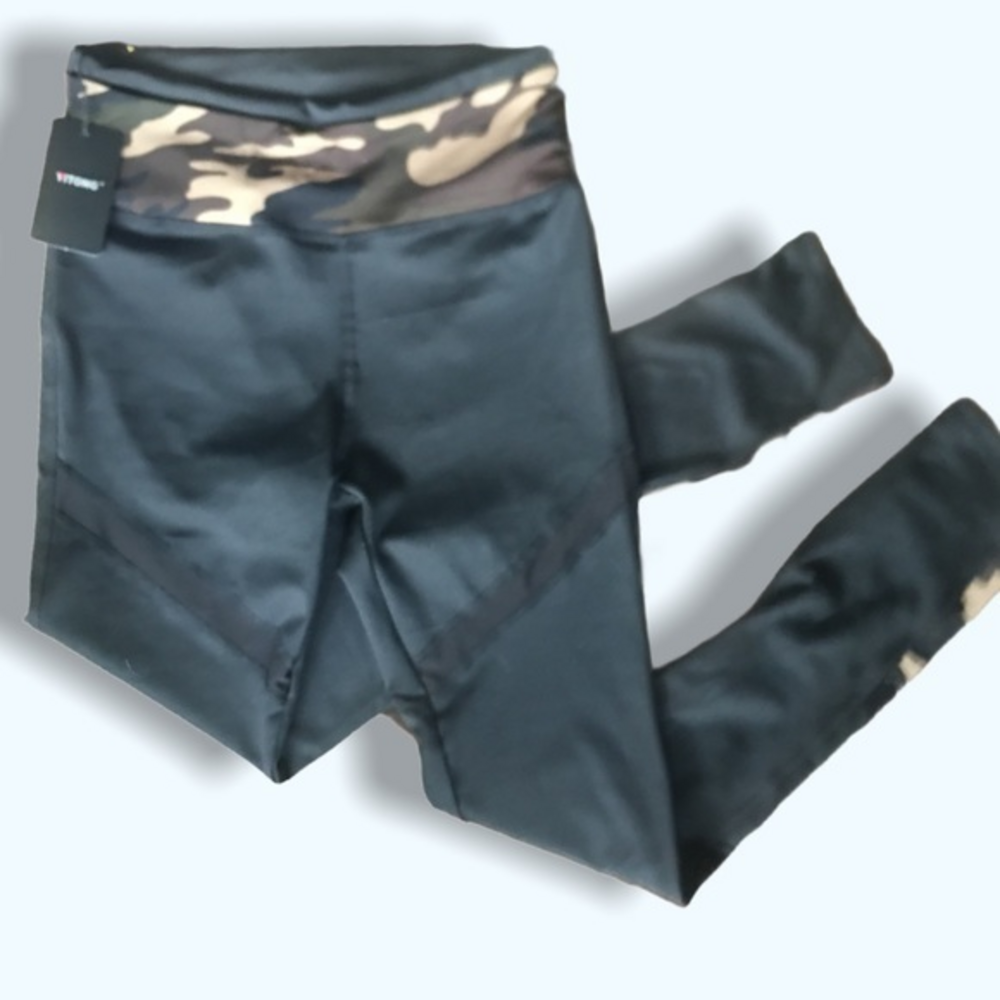 Yitong Black and Camo‎ Leggings S/M NWT
